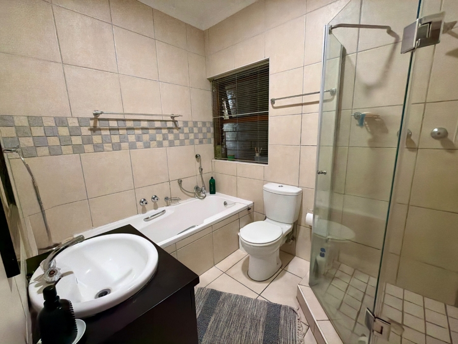 4 Bedroom Property for Sale in Loerie Park Western Cape